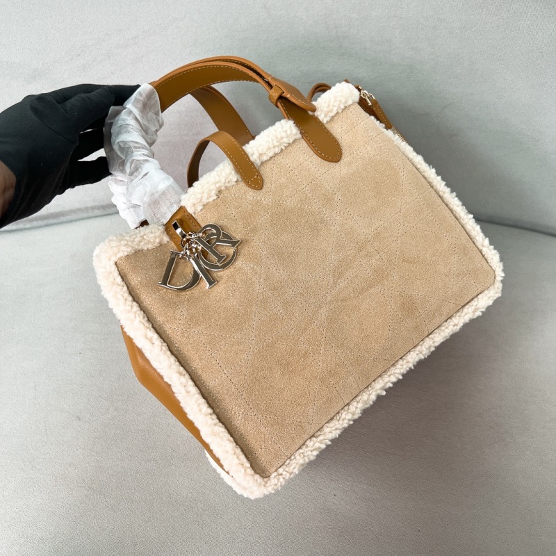 Женская сумка D.Toujours из замши с белой меховой окантовкой Dior