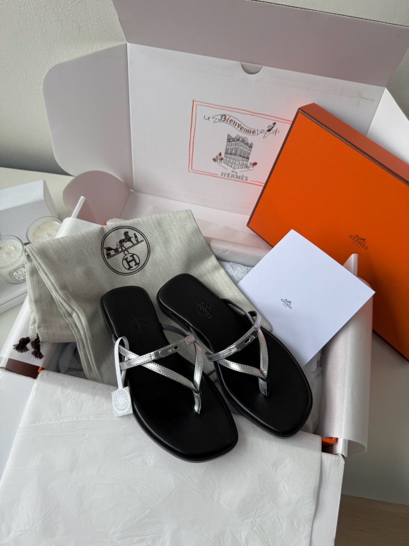Женские шлепанцы из натуральной кожи с металлическими элементами Hermès