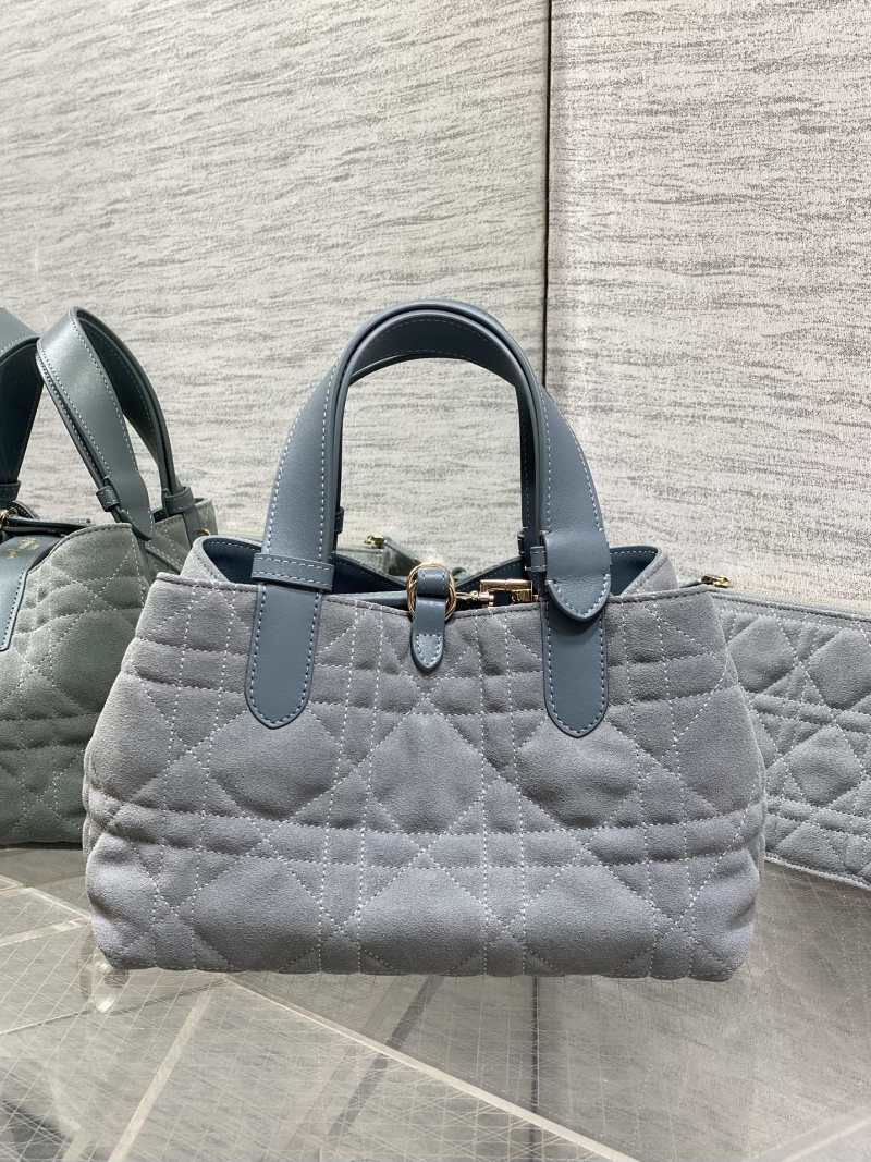 Сумка Dior с квилтингом и золотой фурнитурой