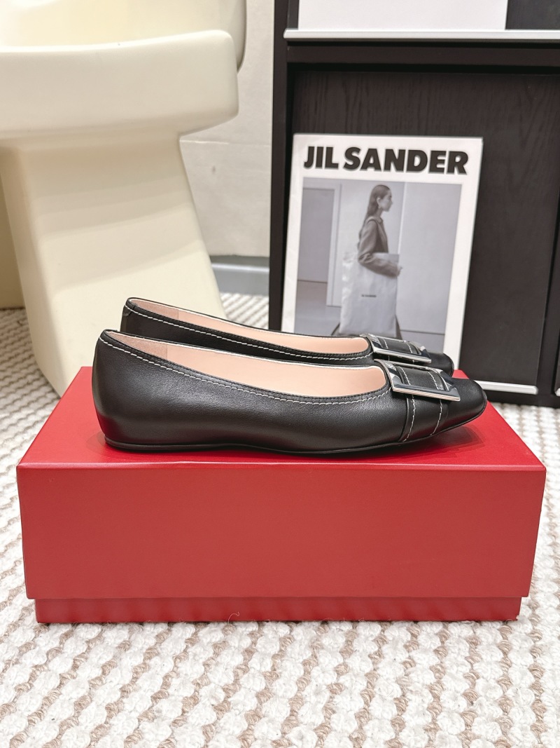 Женские туфли на плоском ходу с металлической пряжкой Roger Vivier