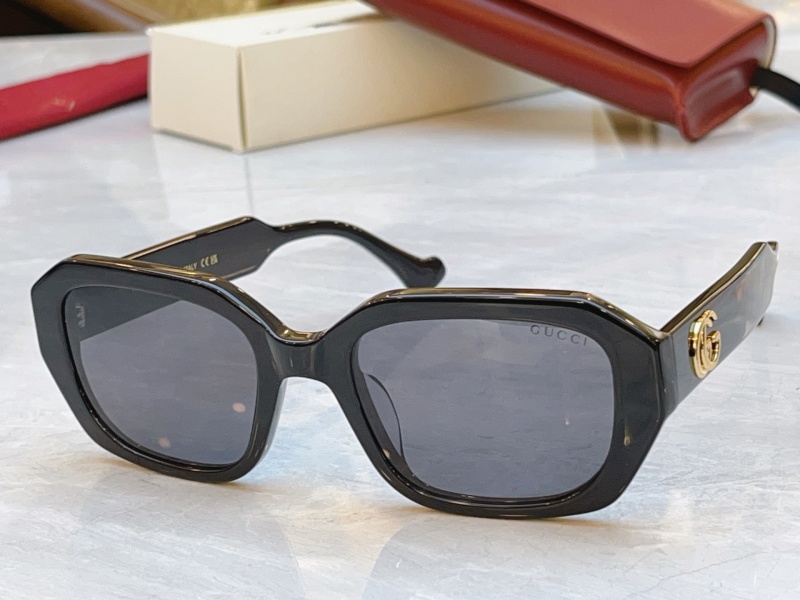 Солнечные очки Gucci GG1553S