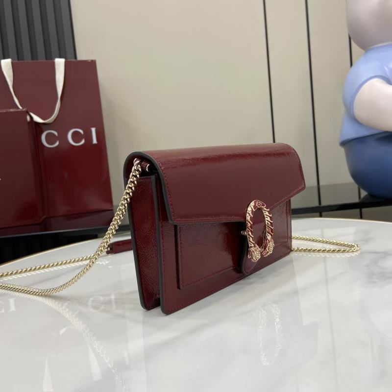 Красная сумка-клатч Gucci с цепочкой