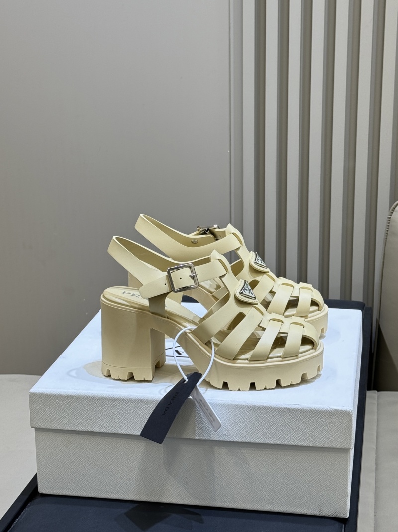 Сандалии Prada на толстой платформе