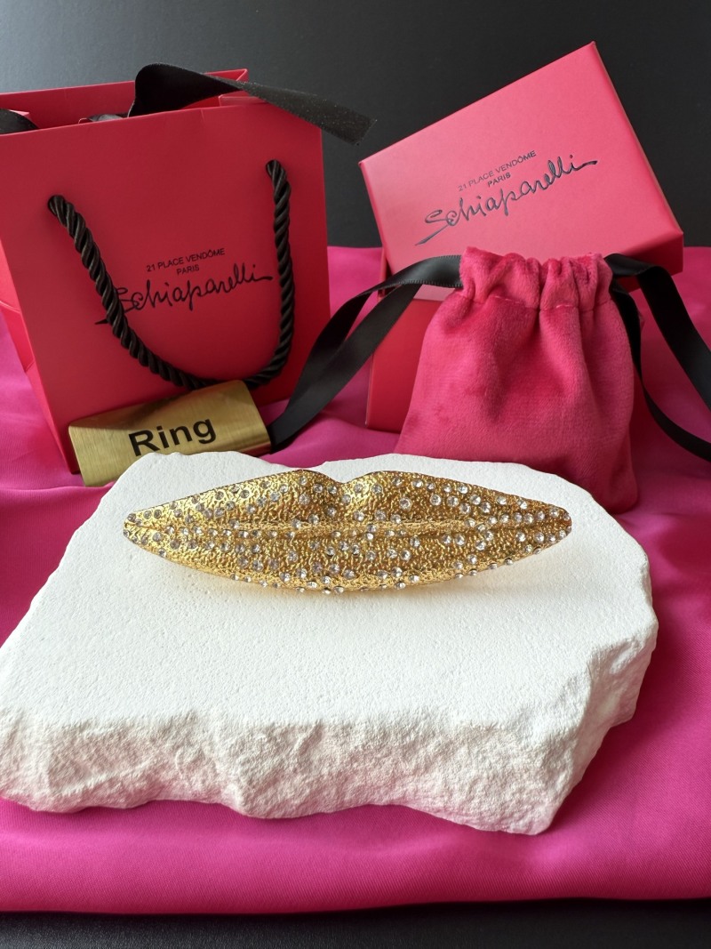 Золотистое кольцо с кристаллами в форме губ Schiaparelli