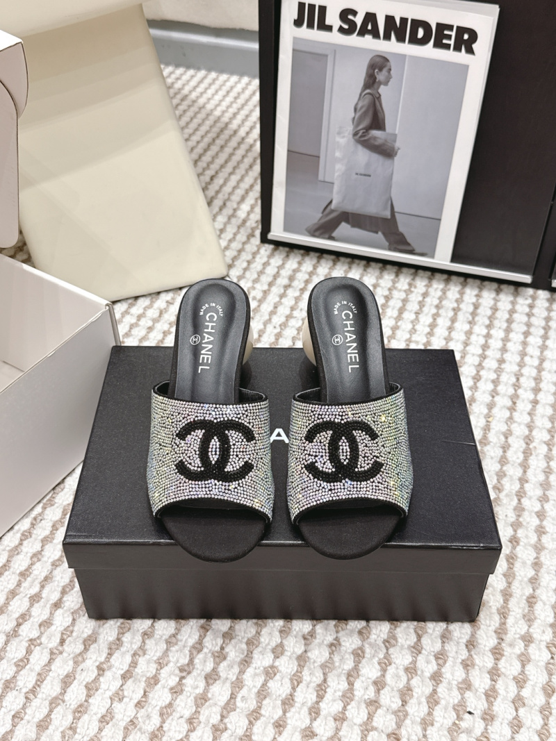 Женские туфли-шлёпанцы с декором из камней и логотипом Chanel