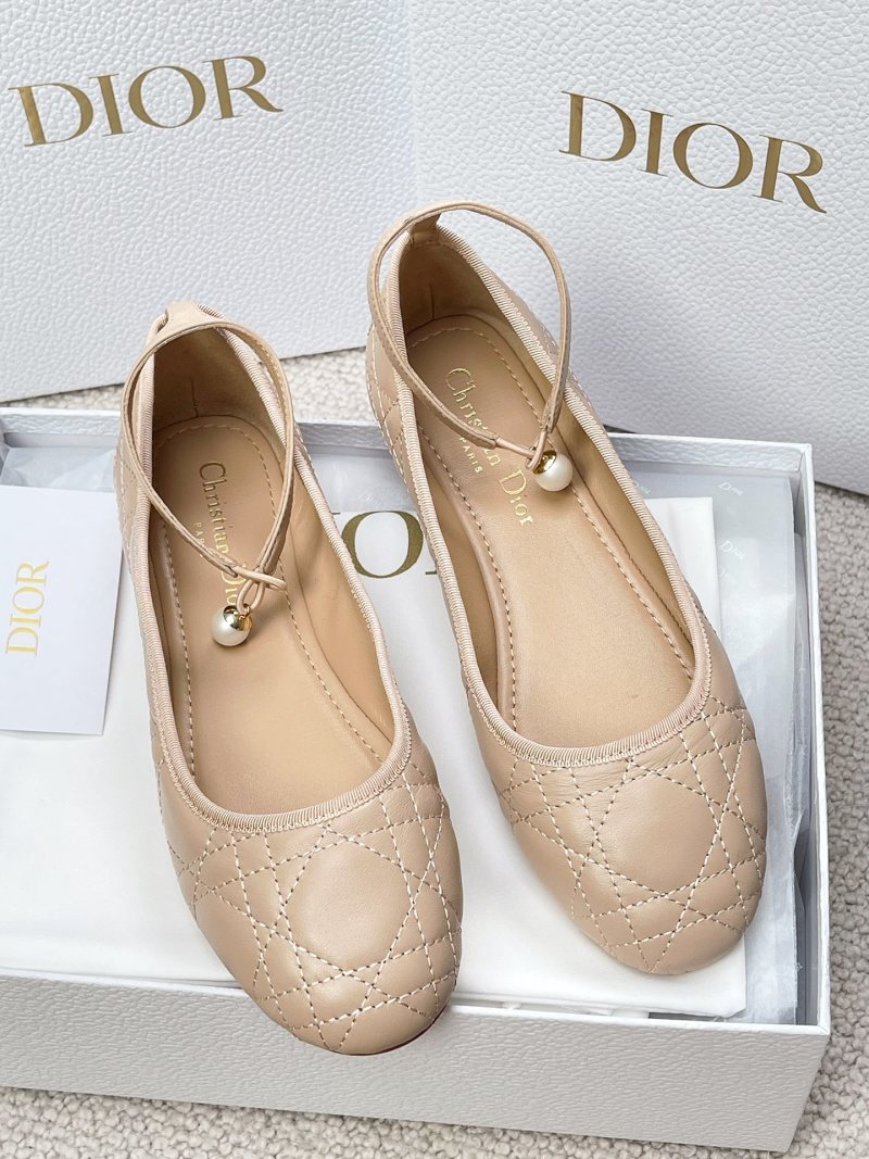 Женские бежевые балетки с жемчужным украшением Dior