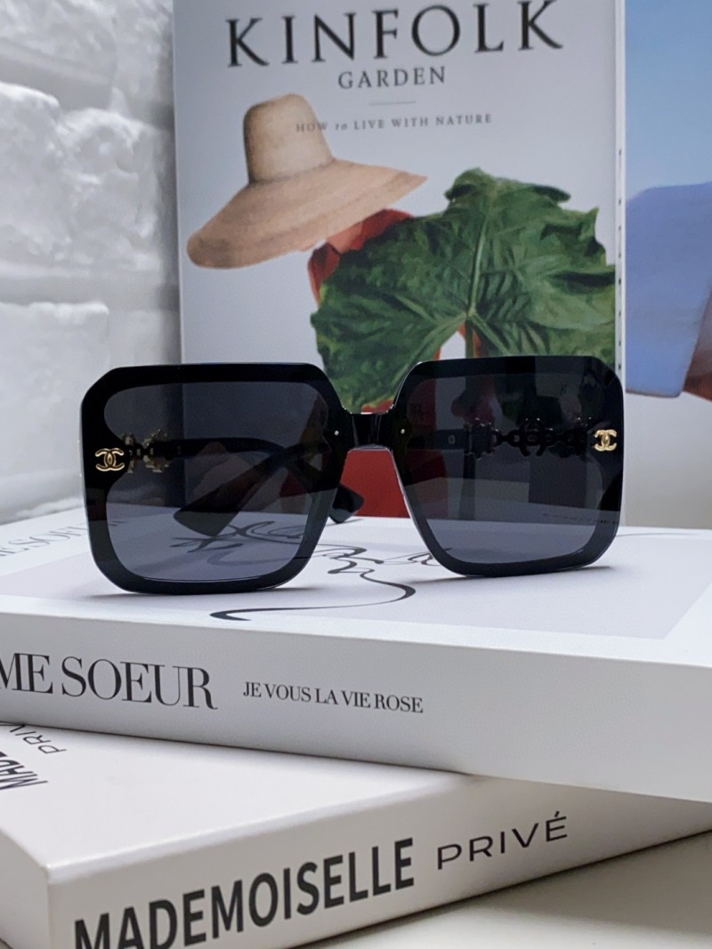 Черные солнцезащитные очки квадратной формы с золотым декором Chanel