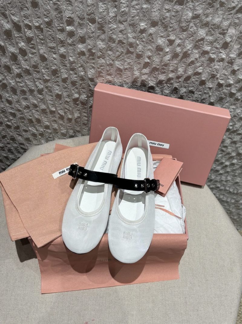 Балетки Miu Miu из белой сетки с черной пряжкой