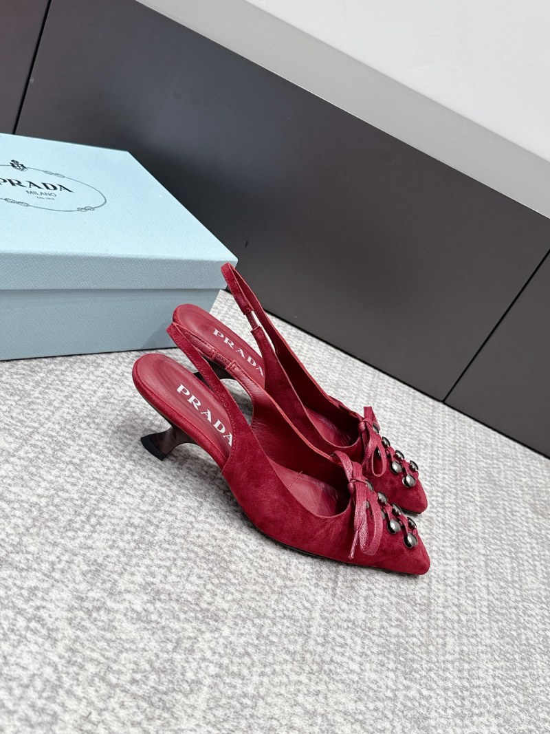 Женские красные замшевые туфли с каблуком и декором Prada