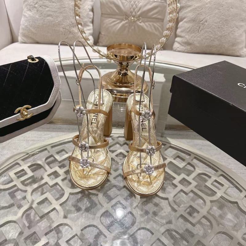Женские босоножки с цветочным декором на устойчивом каблуке Chanel