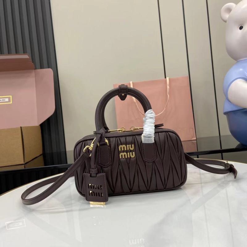 Сумка Miu Miu с ручкой и ремешком