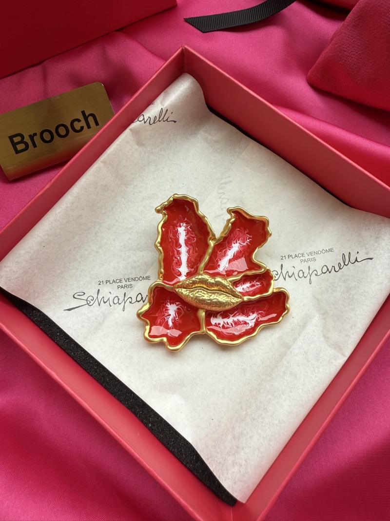 Брошь Schiaparelli в виде цветка с золотыми губами