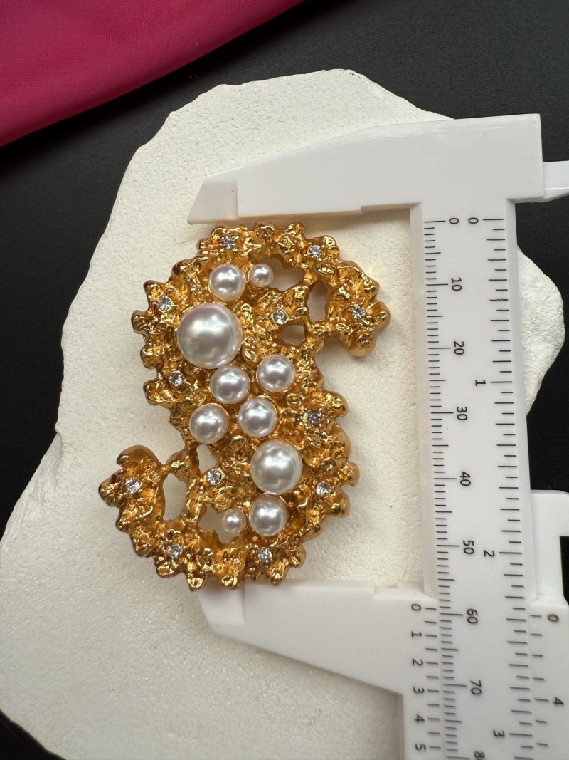 Брошь в виде буквы S с жемчугом и кристаллами Schiaparelli