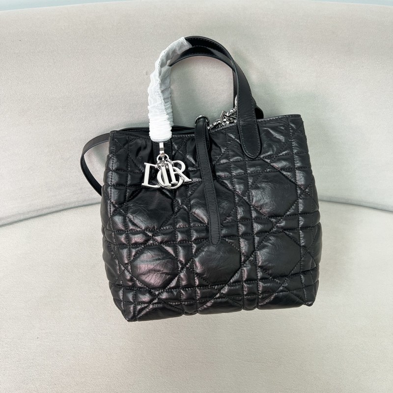 Стильная черная кожаная сумка со стеганым узором Dior