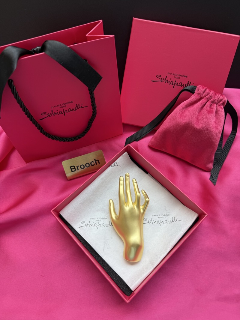 Брошь в виде руки Schiaparelli