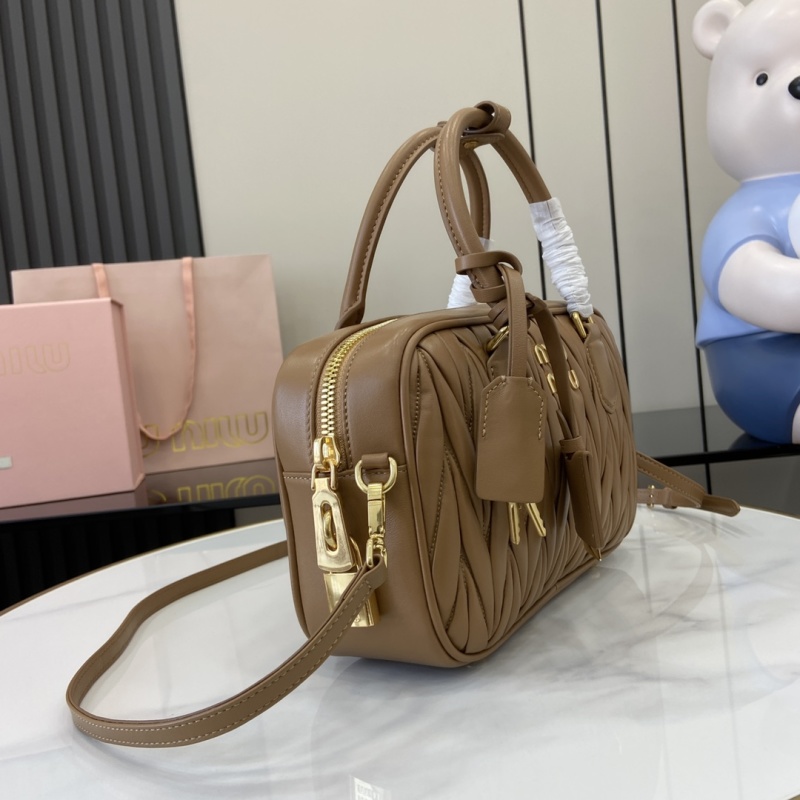 Сумка Miu Miu с ручками и плечевым ремнем