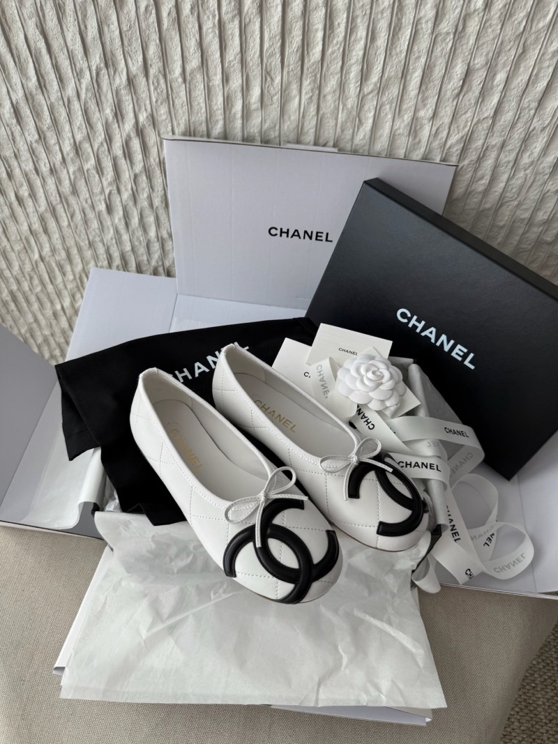 Женские белые балетки с декоративным бантом и монограммой Chanel