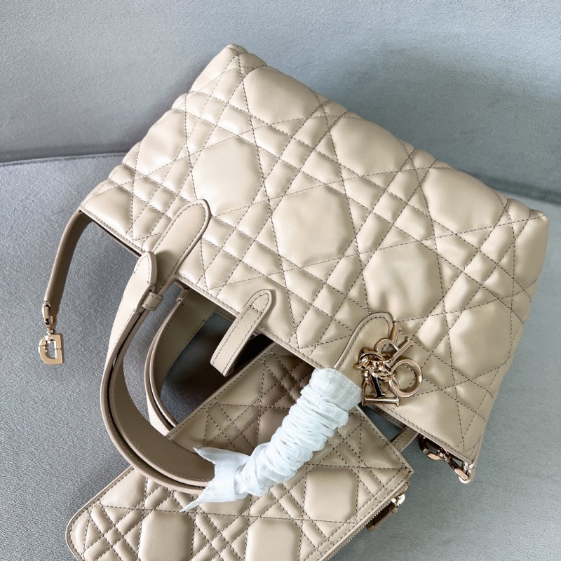 Женская сумка D.Toujours из натуральной кожи бежевого цвета с клатчем Dior