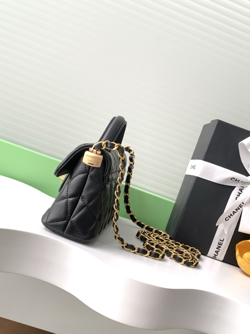 Черная стеганая женская сумка с золотистым декором Chanel