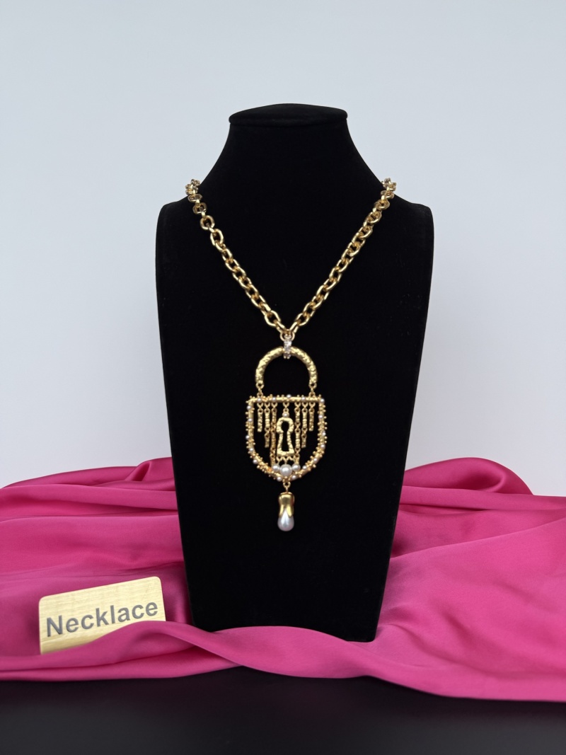 Колье с подвеской в виде замка Schiaparelli