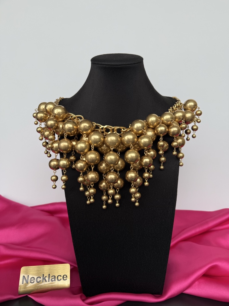 Золотистое колье с подвесками Schiaparelli
