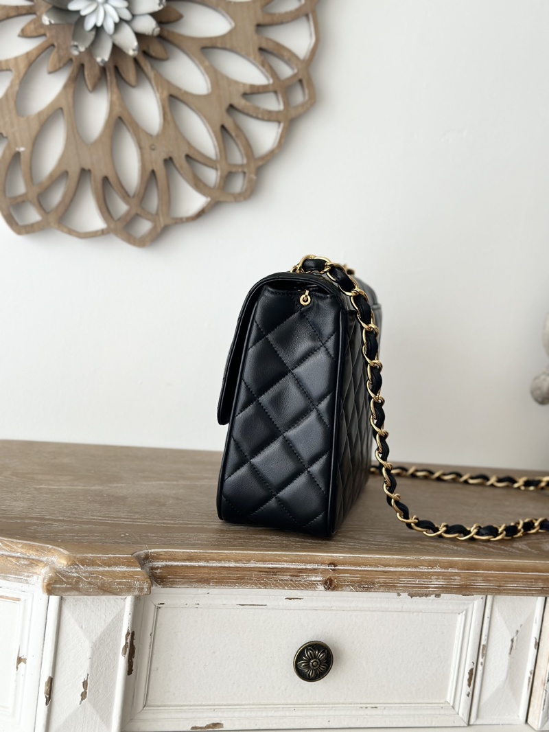 Черная сумка Chanel с золотой фурнитурой