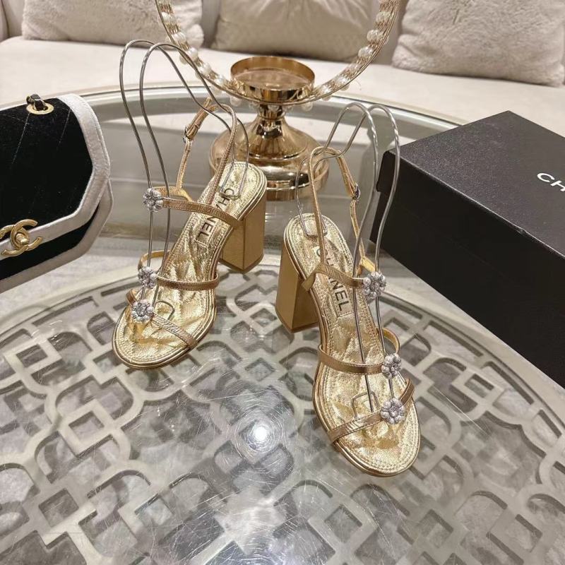 Женские босоножки с цветочным декором на устойчивом каблуке Chanel