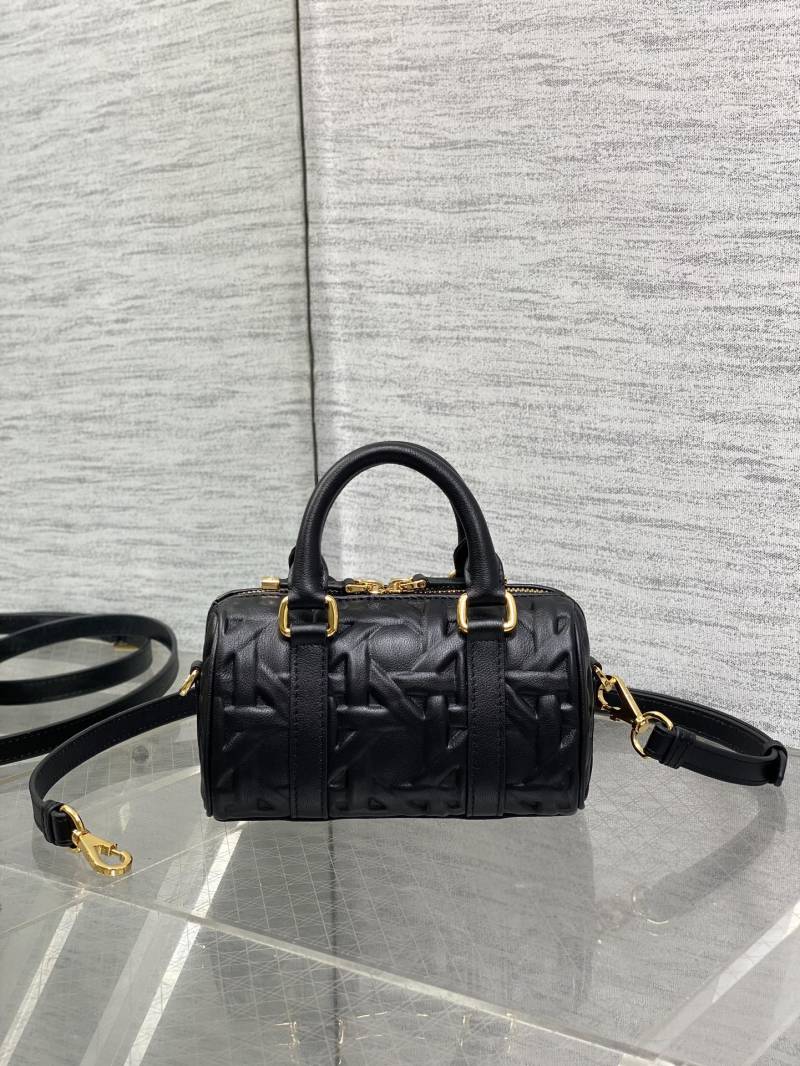 Черная сумка Dior с тиснением и звездой