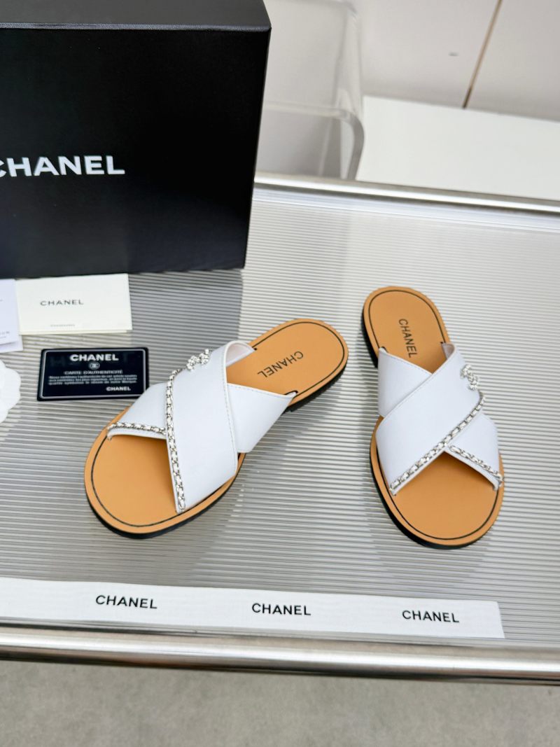 Сандалии Chanel с цепочкой и эмблемой