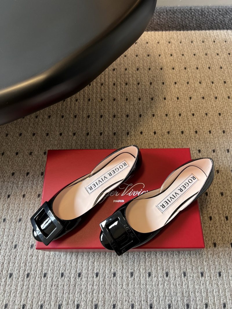 Классические туфли Roger Vivier с декоративной пряжкой