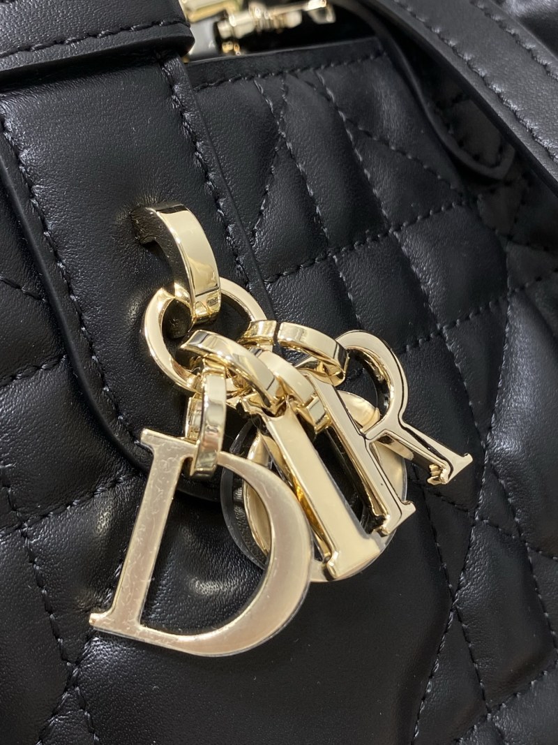 Черная кожаная сумка Dior с золотой фурнитурой