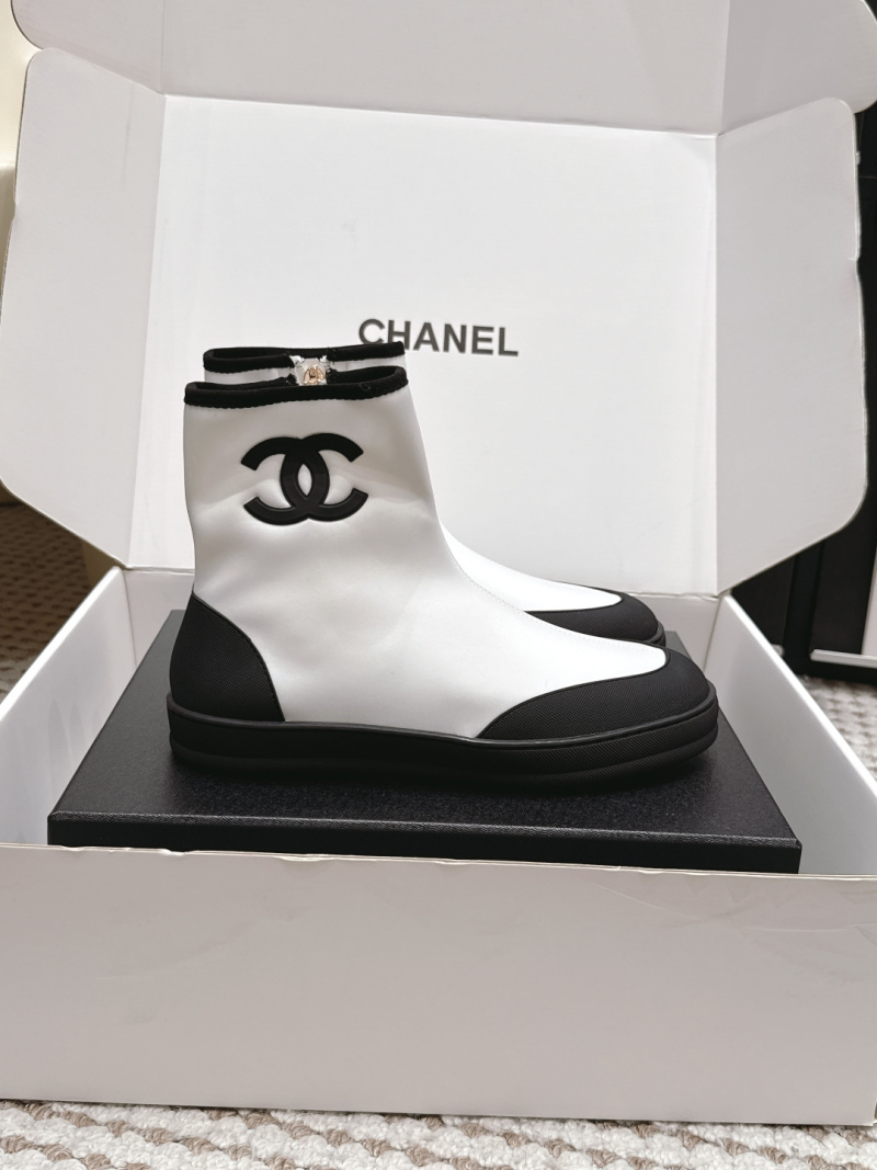 Белые эластичные ботинки с черной подошвой Chanel