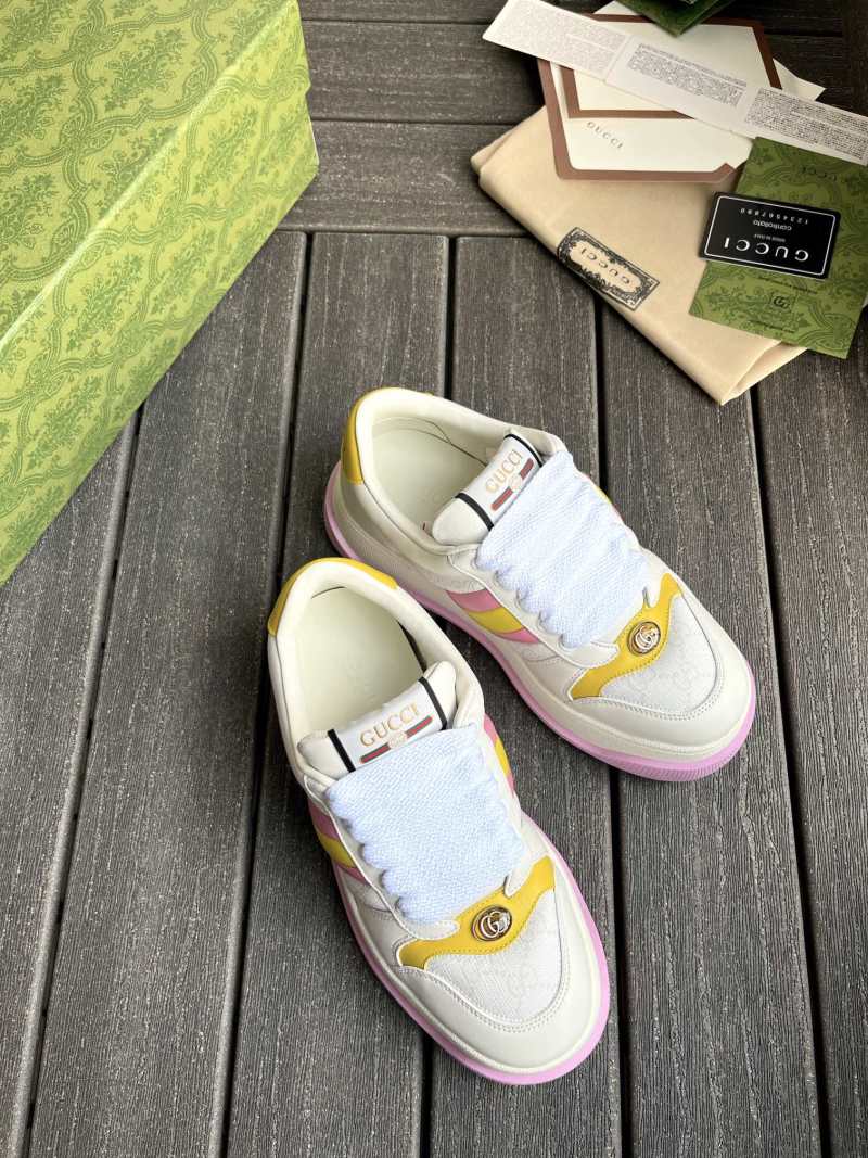Стильные белые кеды Gucci с яркими вставками