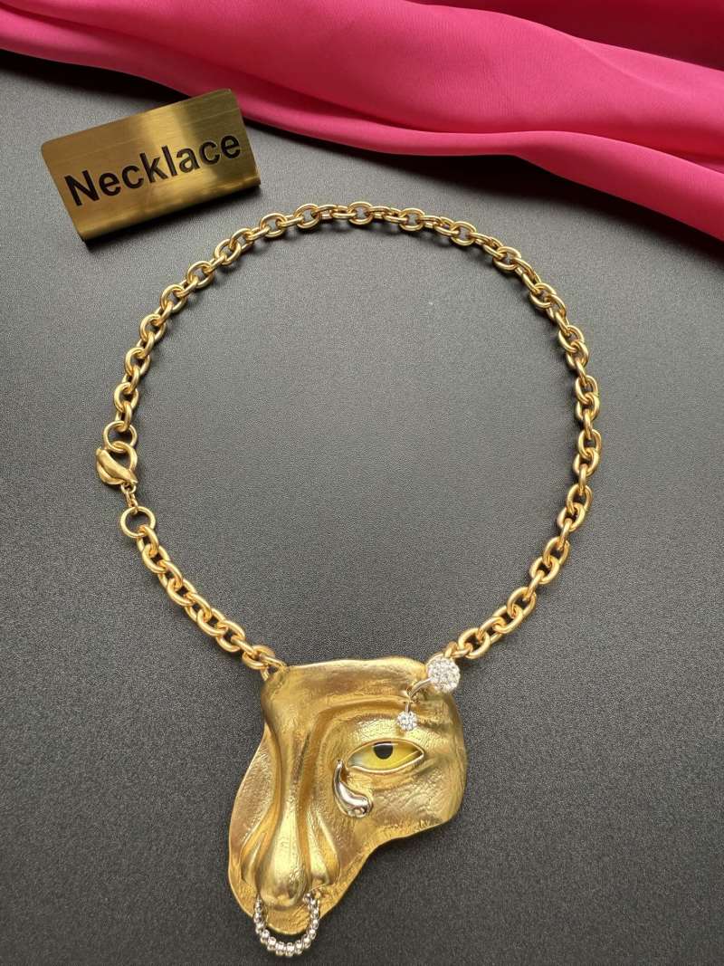 Золотистое колье с декоративным подвеском Schiaparelli