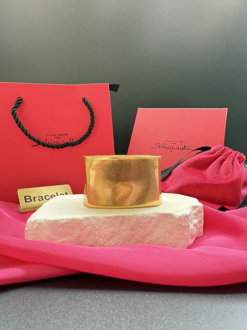 Золотистый браслет Schiaparelli