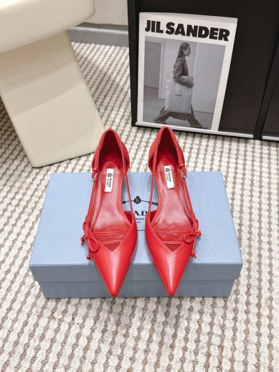 Женские красные туфли-лодочки PRADA с ремешком