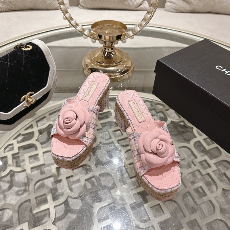 Женские шлепанцы с камелией на платформе Chanel