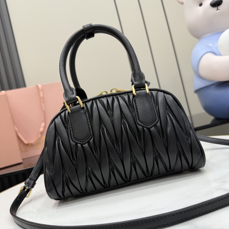 Черная сумка Miu Miu с золотой фурнитурой
