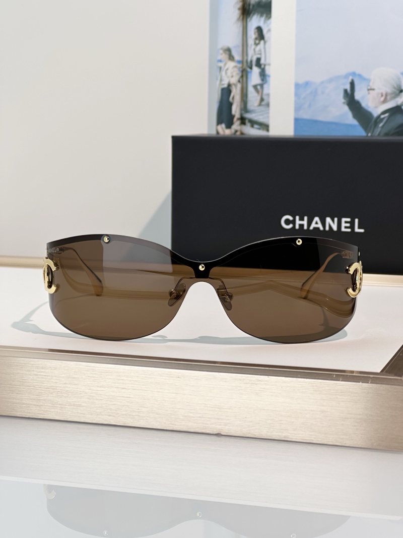 Женские солнцезащитные очки Chanel с золотым декором