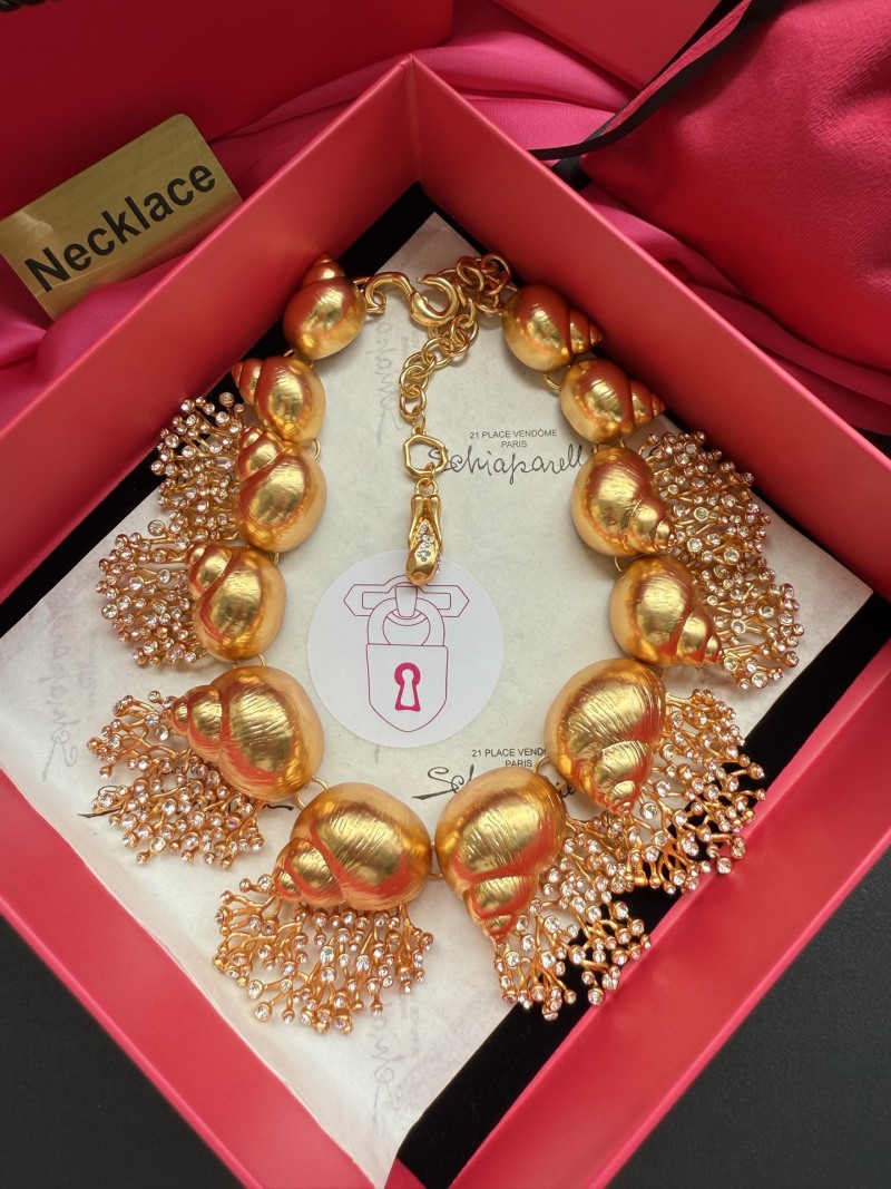 Золотистое колье с морскими улитками Schiaparelli
