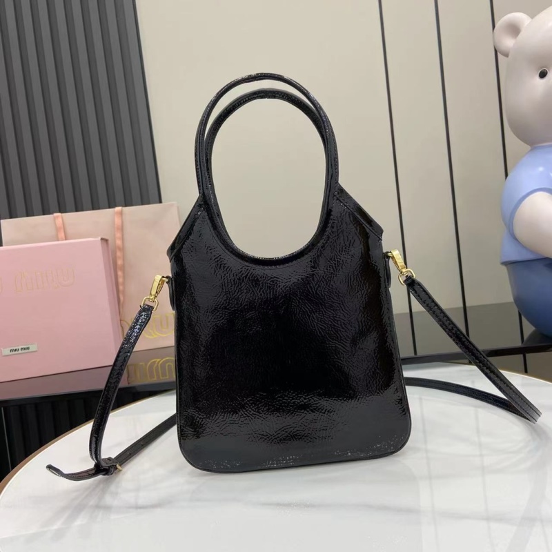 Черная сумка Miu Miu с логотипом
