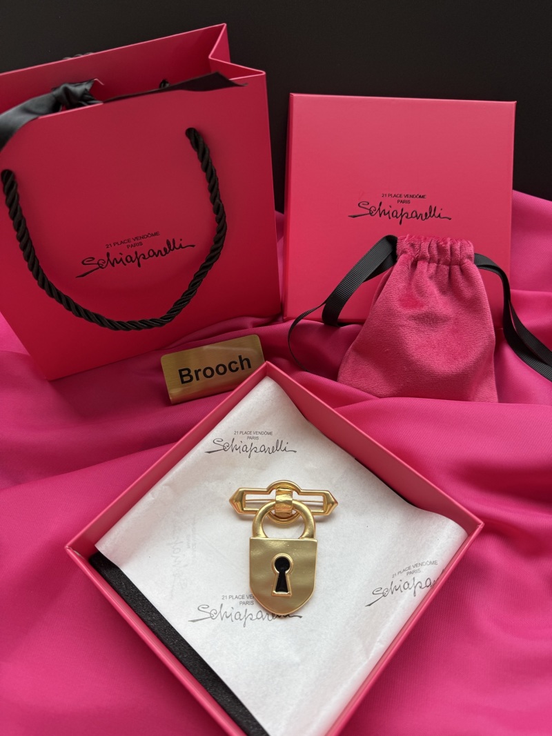 Брошь в виде замка Schiaparelli