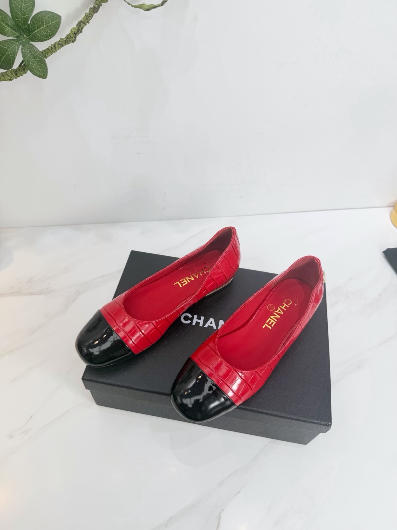 Женские туфли-лодочки с крокодиловым тиснением Chanel