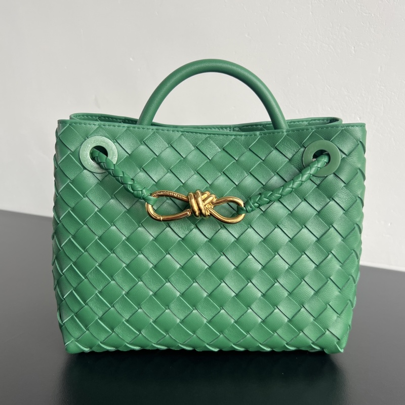 Сумка Bottega Veneta с кожаным плетением и золотой фурнитурой