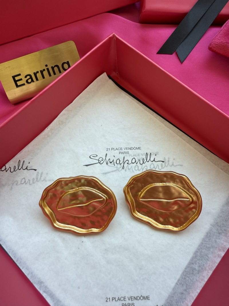 Серьги в форме губ Schiaparelli