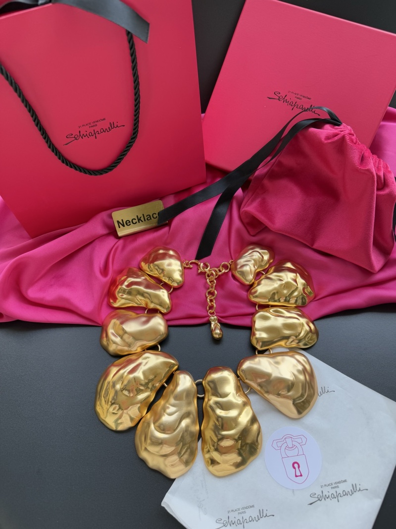 Золотистое колье с крупными элементами Schiaparelli