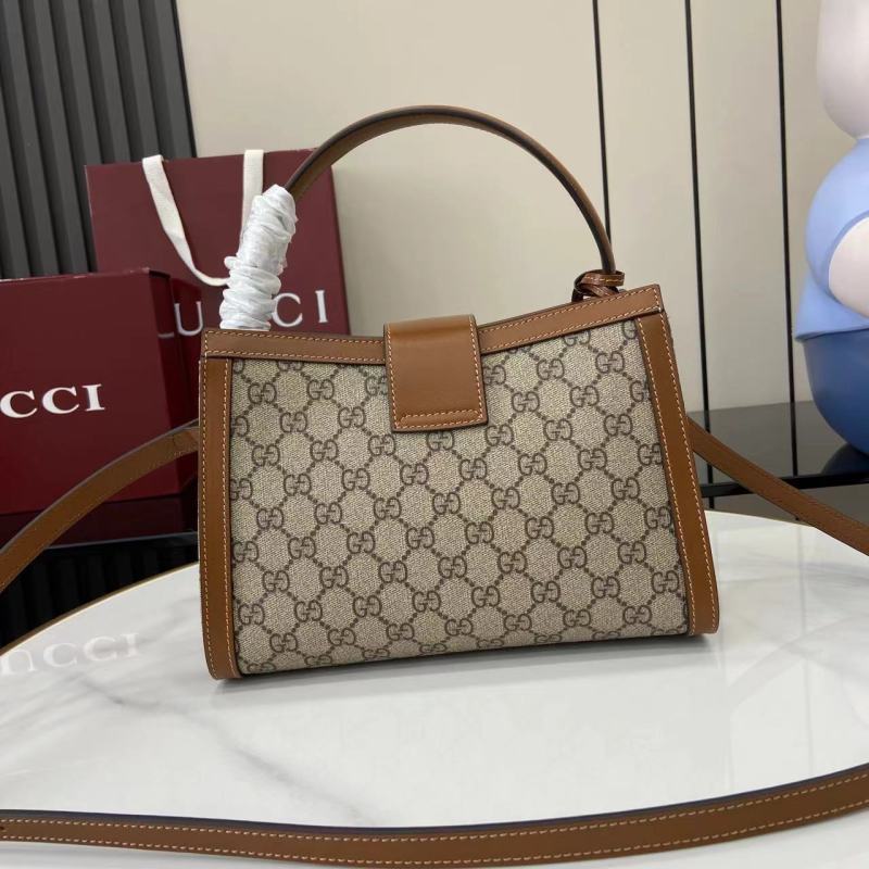 Сумка Gucci с замком и монограммой