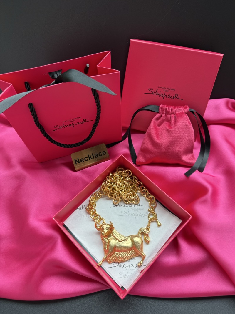Золотистое колье с барельефом быка Schiaparelli
