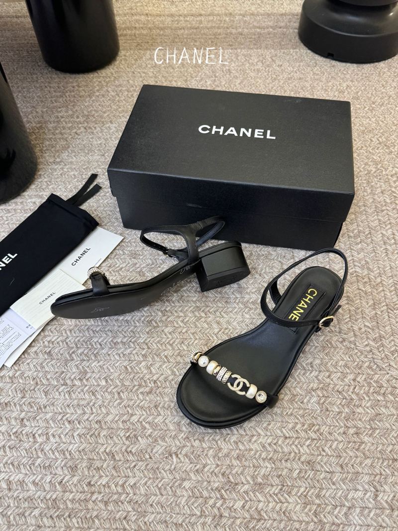 Черные босоножки на каблуке с жемчугом и цепью Chanel