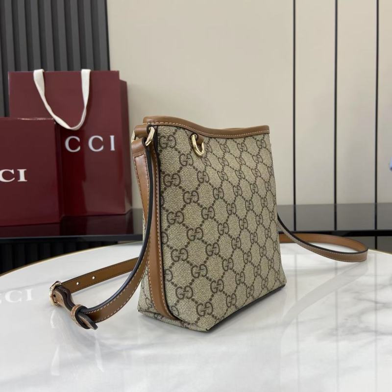 Сумка Gucci с монограммой и ремешком